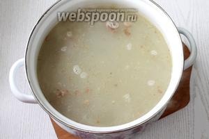 Воду с тушёнкой доводим до кипения. Добавляем картофель, мелко порезанный на суп, и промытую перловку. Варим с момента закипания, на медленном огне, 30 минут.