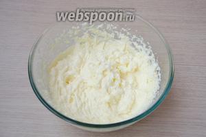 По 1 добавить в масляную массу яйца, не забывая каждый раз массу взбивать. Добавить в яично-масляную массу ванильный сахар.
