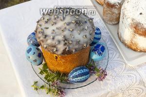 И ещё 1 вариант праздничного украшения кулича из венского дрожжевого теста — это та же помадка из пудры, лимонного сока и кальвадоса, на которую закреплены засахаренные фиалки. Надеемся, что эти фото хорошо передали настроение главного весеннего праздника. Приятных гастрономических впечатлений!