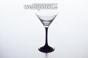 Подготовка к приготовлению классического дайкири заключается в охлаждении тары, в которой его будут сервировать. Нынче модно, чтобы это был коктейльный бокал приблизительно конической формы. Если у вас много льда, заполните им бокал перед началом приготовления коктейля, но потом его придётся высыпать. Если лёд в дефиците — по-моему, рационально охлаждать в холодильнике.