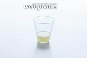Приготовление дайкири начинается с выжимания сока лайма. 1 лайм как раз даёт приблизительно 25 нужных нам по рецепту миллилитров.