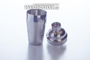Современная методика приготовления дайкири подразумевает использование барного шейкера. Это — первый коктейль из приготовленных мною, про который я могу сказать: «Да, шейкер нужен». Без него, конечно, тоже можно выкрутиться, но с ним удобнее. Видите, у шейкера на горлышке есть решётка? Она нужна для того, чтобы избежать попадания в стакан льда, ибо нынче классический дайкири сервируется без льда. Ну, вопрос моды, в общем-то. Итак, крупные куски льда, свежевыжатый сок лайма, сахарный сироп и ром мы помещаем в шейкер.