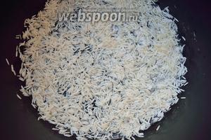 Будем выкладывать все приготовленные нами продукты слоями. На дно кастрюли, по рецепту, нужно выложить потушенное мясо, но я решила первым выложить рис.