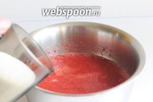 Добавим к ней примерно 100 г сахара. Ну, тут надо пробовать на вкус. У меня была кислая ещё клубника, поэтому мне надо было 100 г. Размешаем. Поставим на огонь и доведём до кипения. 18 г желатина зальём холодной кипячёной водой, 1/3 стакана. Дадим набухнуть ему. Распустим его на водяной бане. И добавим в горячий мусс. И дадим ему остыть.