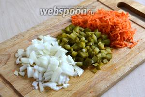 Пока варится перловка и размокают грибы, нарежьте кубиками огурцы и лук, натрите морковь и порубите чеснок.