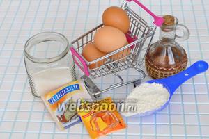 Для приготовления бисквита приготовим яйца, сахар, масло растительное, крутой кипяток, разрыхлитель и ванилин.