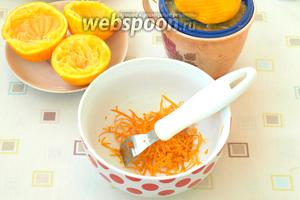 С 2 апельсинов снять цедру и выдавить сок в чашку. Для курицы нам нужна цедра 1 апельсина, остальное можно сохранить для выпечки.