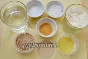 Приготовили все нужные нам продукты. Воду возьмём холодную, так как впереди целая ночь, вода станет теплее и дрожжи к утру успеют сделать своё главное дело.