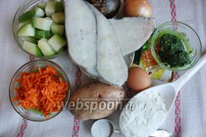 Приготовила все продукты. Кабачок, морковь и шпинат брала из заморозки. Зубатка — мороженый стейк.