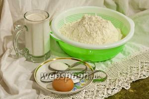 Кефир мы приготовили заранее, используя закваску. Соберём остальные простые продукты для вареничного теста.