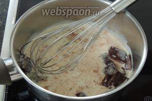 Варим глазурь. Доведём до закипaния сливки c сахаром и маслом, снимаем с огня. Добавим кусочки шоколада. Мешая, растапливаем полностью шоколад. Остудим до комнатной температуры.