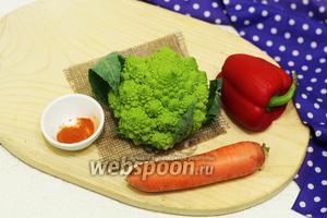 Для приготовления нам понадобятся следующие продукты: капуста романеско, морковка, перец сладкий, паприка сладкая молотая.