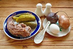 Для приготовления салата нам нужен язык свиной, свёкла, картофель отварной в мундире, яйца куриные, огурцы маринованные (или бочковые), сметана, соль и перец по вкусу.