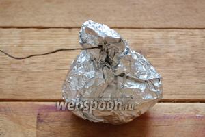 Свёклу хорошо отмыть от грязи. Обернуть в фольгу. Запечь в разогретой духовке при 200°С около 40 минут. Пока свёкла запекается, отварите картофель.