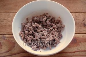 Язык отварить в воде. В самом конце варки посолите бульон, придав мясу вкус. Очистите от плёнки и остудите. Я варила язык около 2,5 часов. Язык нарезать кубиком.