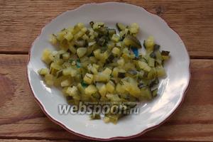 Маринованные огурцы нарезаем на такие же кубики. Если внутри огурца содержится рассол — его нужно слить.
