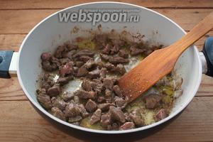 На сковороде, с добавлением растительного масла, обжарьте мясо на большом огне. Выложив мясо в сковороду, старайтесь не мешать его первые 10 минут. Дайте появиться корочке. Мы мясо не солили и много сока оно дать не должно. Теперь перемешайте и обжарьте со всех сторон.