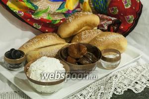 Соберём на столе все продукты для наших сэндвичей — сами булочки, помидоры, оливки, базилик. Приготовленный творог хорошо отцежен через марлю, но не слишком плотен.