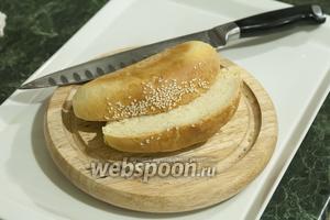 Разрезаем булку пополам, разделяя её по верхней поверхности с кунжутом (мы это сделали, потому что у нас вышли плоские боковые стороны, из-за использования форм).