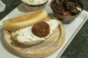 Укладываем по центру вкуснейший вяленый томат. Обратите внимание на цвет! Мы их делали из жёлто-оранжевого сорта Хурма.