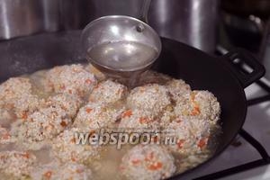 Заливаем их мясным или овощным бульоном. Можно также использовать бульон, который вышел при варке тефтель на пару, достав из него лавровый лист.