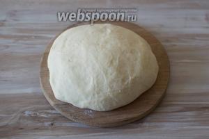 Тесто достаньте из чаши и дайте ему немного отдохнуть, тем временем можно заняться начинкой для ватрушек.