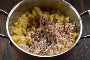 Отваренную грудку пропустить через мясорубку. Соединить её с картофелем, подготовленным луком. Приправить солью и перцем.