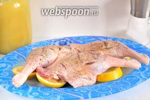 Утиные ножки натереть мёдом и положить их на лимонные кружки. Оставить помариноваться на 30 минут.
