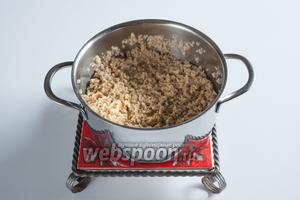Добавить в сухой соевый фарш столько воды, чтобы получилась влажная каша. Приправить его солью, довести до кипения и томить под крышкой на самом слабом огне 10 минут.