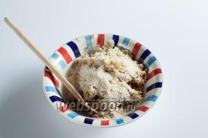 Соединить фарш, жареный лук и 2 столовые ложки сухарей, перемешать, попробовать солёность, если нужно, досолить и доперчить по желанию. Если вы не использовали соль с травами в шаге 2, то на этом этапе можно ввести измельчённый чеснок и свежие травы.