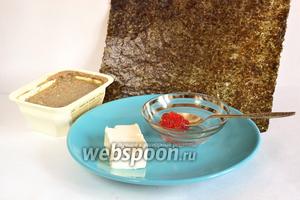 Для приготовления роллов из паштета потребуется любой печёночный паштет, сливочное масло, лист нори и красная икра.
