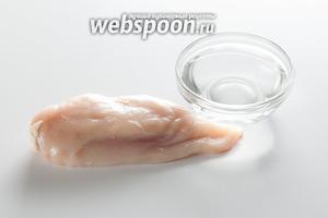 Поскольку самое сложное изо всего мыслимого — это вкусно приготовить куриную грудку вообще без ничего, я покажу именно этот способ. А уж чем её приправить и с каким гарниром съесть, думаю, тут все сами сообразят, если захотят. Итак, для куриной грудки на пару в бессолевой диете нужна только куриная грудка и пар. Для создания пара используется вода.