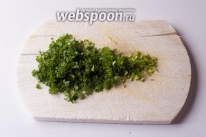 Абы как режем петрушку.