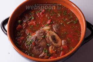Заливаем винно-бульонно-томатной смесью овощи, мясо ставим в духовку, предварительно разогретую до 175°С. Оссобуко должно провести в духовке 2-3 часа, и каждые 30 минут нужно будет поливать мясо жидкостью и следить, чтобы оно не пересыхало. Не ворочаем шайбы, а то они развалятся, а именно осторожненько поливаем жидкостью.