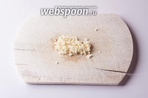 Чеснок мелко рубим.