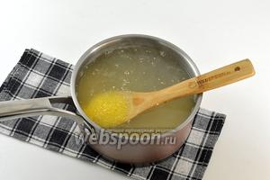 В кипящую воду всыпать крупу. Довести на большом огне до кипения. Огонь убавить до ниже среднего и готовить, помешивая, 7-8 минут.