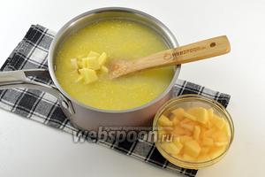 Добавить очищенный и мелко нарезанный картофель. Готовить, помешивая, до готовности. На это уйдёт приблизительно 20 минут. В конце кубики картофеля хорошо растереть о стенки кастрюли или потолочь толкушкой, чтобы его в общей массе каши не было заметно.