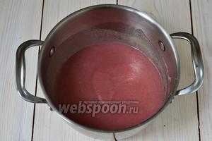 Доведите смесь пюре и сиропа до кипения на среднем огне, поварите 1 минуту. Затем влейте клюквенный сок с сахаром и уваривайте в течение 15 минут при постоянном помешивании.