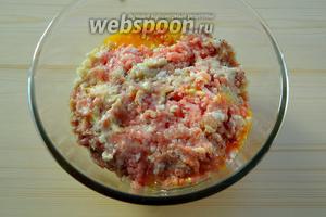 Соединяем фарш с желтками, добавляем лук, чеснок, соль и молотый чёрный перец. Всю эту смесь хорошо перемешиваем. Добавляем к фаршу хлеб, замоченный в молоке, не отжимая его, кладём вместе с молоком.