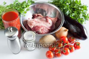 Основными компонентами для чанахи можно считать баранину (с жирком), картошку, баклажаны, лук и помидоры. Все эти ингредиенты берутся в равном количестве. Базовые приправы — петрушка и кинза (свежие), возможен базилик. Ну, и соль, и молотый чёрный перец. Добавление стакана томатного сока сместит готовое блюдо в направлении супа, без сока получится что-то ближе ко второму.