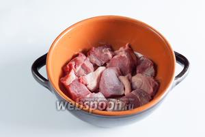 Режем мясо на куски, примерно как для шашлыка. Вообще, когда я спросила подругу, как именно следует резать ингредиенты чанахи, она мне ответила гениальную вещь: «как тебе удобно». Вот из этого и рекомендую исходить и всем, готовящим данное блюдо.