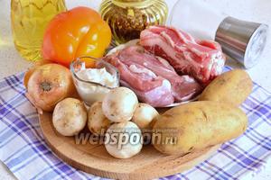 Для жаркого с уткой нам понадобятся филе утиной грудки, сырой бекон, картофель, лук репчатый, шампиньоны, перец болгарский (лучше красный, но у меня сегодня оранжевый), масло растительное, сметана (25-30%), специи по вкусу и соль. Немного кипятка.)