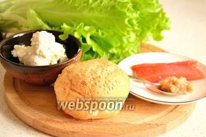 Для приготовления фишбургера понадобятся булочка для бургеров, творожный сливочный сыр, 1 чайная ложка трески и форель слабого посола.