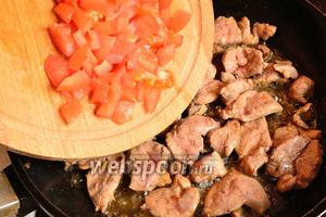 Затем обжарить кусочки утки на сковороде до готовности, в конце добавить произвольно нарезанный помидор и посолить. Обжарить всё вместе ещё 2 минуты. Мясо утиной грудки готовится очень быстро.