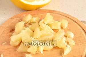 Помело очистить от кожуры, снять все плёнки. Нам нужна только мякоть помело. Мякоть порезать на маленькие кусочки произвольно.