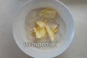 Ржаную муку просеем добавим сахар, щепотку соли и размягчённое сливочное масло. Хорошо перемешаем.