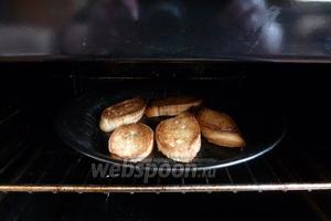 Багет нарежем на кусочки и подсушим с одной стороны под грилем. Верх получается поджаристый, а внутри мякиш остался мягким.