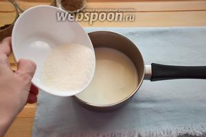 Молоко смешаем с сахаром и подогреем, не доводя до кипения. Одновременно с этим, желатин замочите в холодной воде.