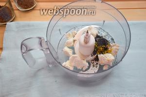 В комбайне смешаем 1/2 (100 г) творога с лимонной цедрой и маком. Постепенно выльем в полученную массу 1/2 молока с желатином и ещё раз взобьём.
