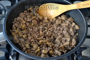 Как следует перемешать и обжаривать, пока мясо не начнёт поджариваться, около 10 минут. Немного посолить.